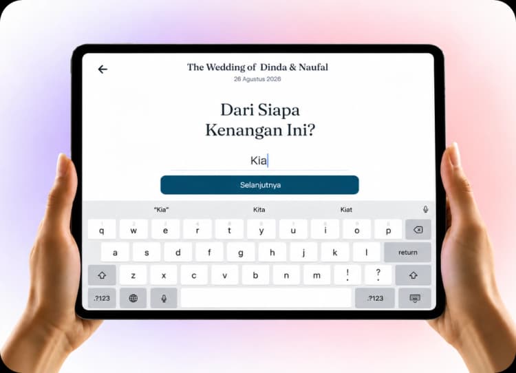 Orang memasukkan nama di layar virtual photobooth